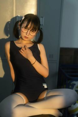 幼水铃衣 – 午间更衣室(75P)-图控